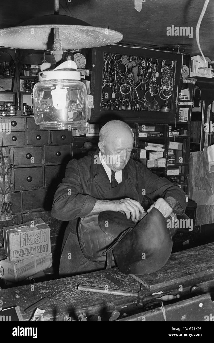Edward Seymour, un artisan de quatre-vingts ans, fabrique encore des selles et des harnais dans son magasin de 300 ans éclairé au gaz, à côté de la Old Bath Road à Twyford, dans le Berkshire. Il vit avec sa femme dans un chalet à l'arrière de la boutique. Banque D'Images