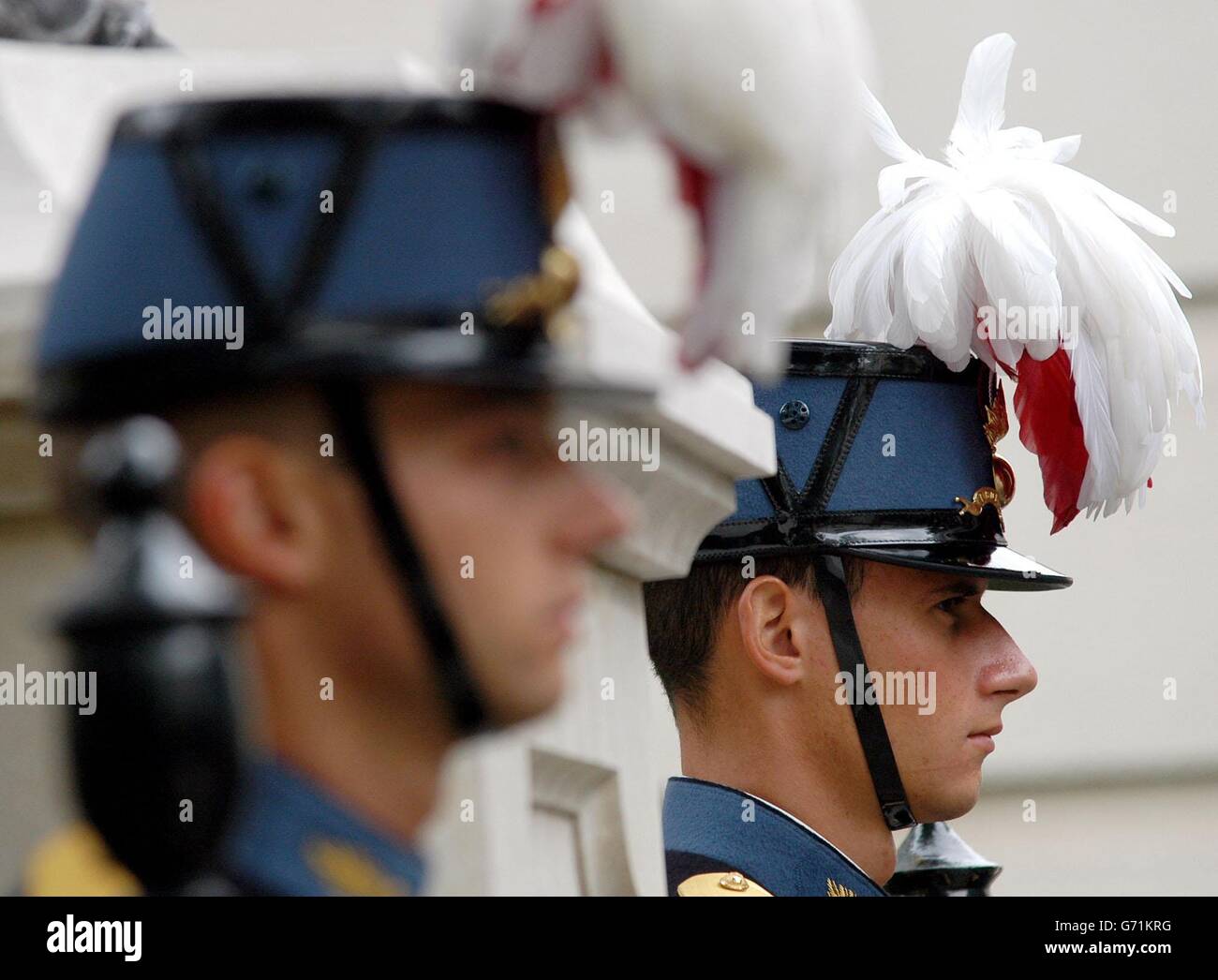En uniforme traditionnel, les soldats français regardent comme Andrée Peele, 99 ans, reçoit émotionnellement la Légion d'Honneur, la plus haute médaille de reconnaissance de France de son frère, le général Virot dans les jardins Carlton, à côté de la statue du général de Gaulle, Londres.Andrée Peel a été déportée de France vers le camp de concentration de Buchenwald en Allemagne pendant la Seconde Guerre mondiale et est l'une des 3 survivants sur 800 personnes du train qui l'a emmenée là-bas. Banque D'Images