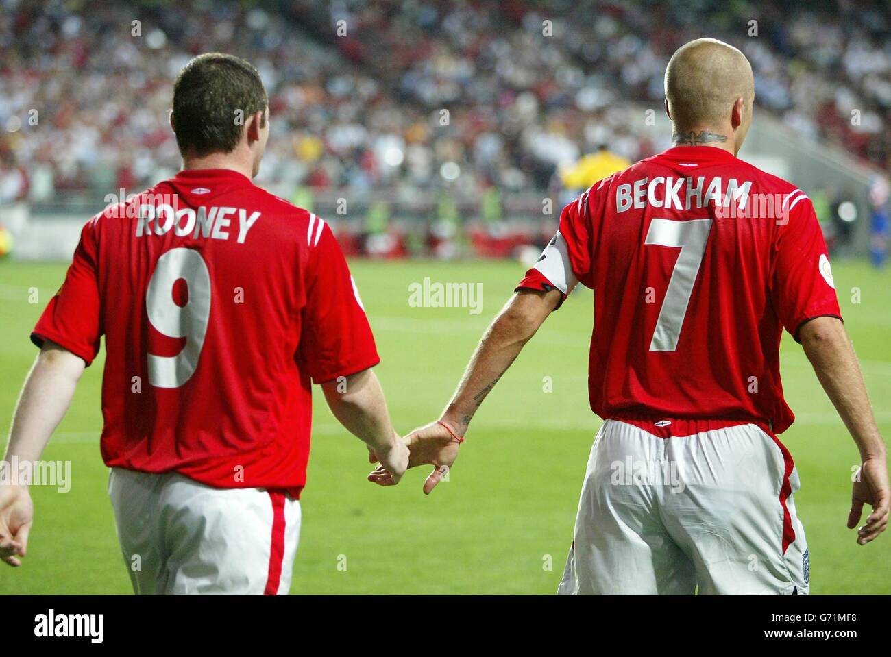 Wayne Rooney en Angleterre avec le capitaine David Beckham (à droite) après avoir marqué le troisième but contre la Croatie lors du match de groupe B de l'Euro 2004 à l'Estadio de Luz à Lisbonne, Portugal. Banque D'Images