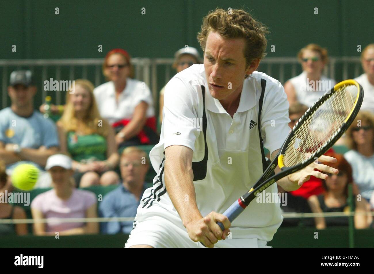 Richard Bloomfield, en Grande-Bretagne, en action contre Feliciano Lopez, d'Espagne, aux championnats de tennis de pelouse à Wimbledon, Londres. Banque D'Images