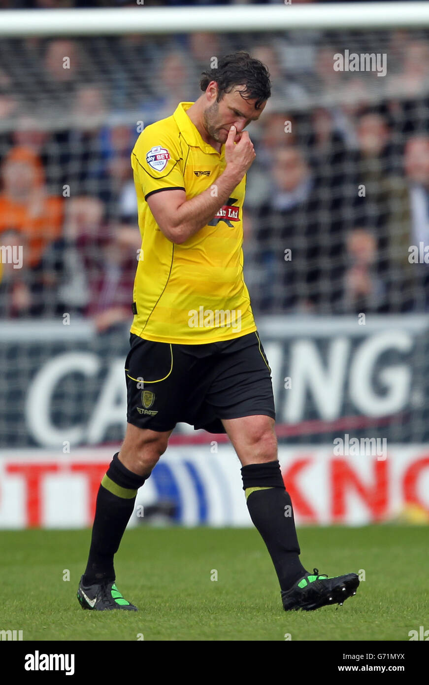 Football - Sky Bet League 2 - finale semi-finale - première étape - Burton Albion / Southend United - Pirelli Stadium.Ian Sharps, de Burton Albion, se déménage après avoir été envoyé Banque D'Images