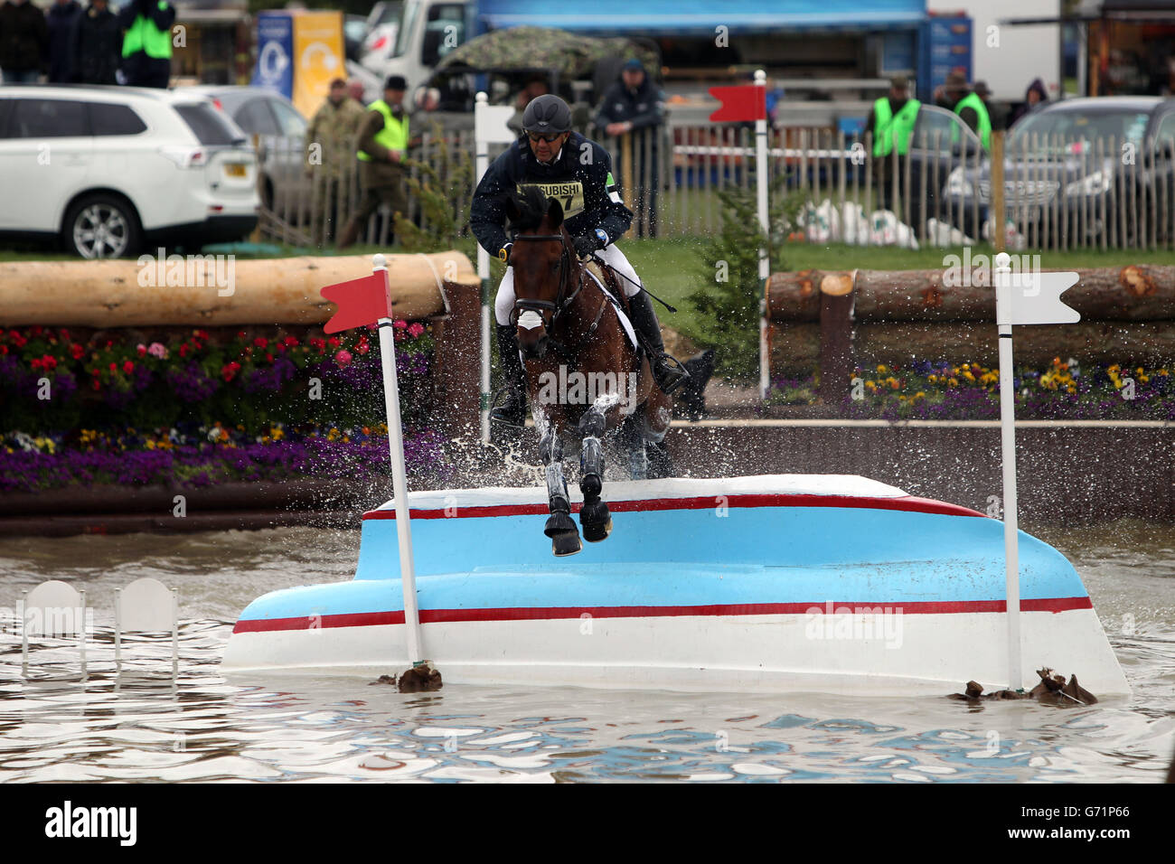 en australie, Bill Levett est à cheval sur Shannondale Titan dans la phase de cross-country pendant le quatrième jour des essais de chevaux de badminton Mitsubishi Motors, Badminton. Banque D'Images