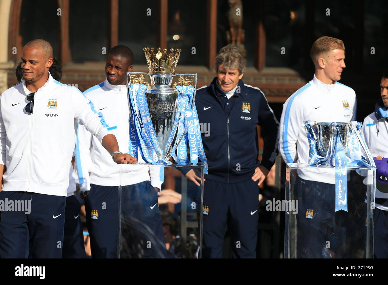 Le Barclays Premier League Trophée (à gauche) et le Capital One Cup Trophée (à droite) sont exposés devant le Barclays Premier League Victory Parade à Manchester. Banque D'Images