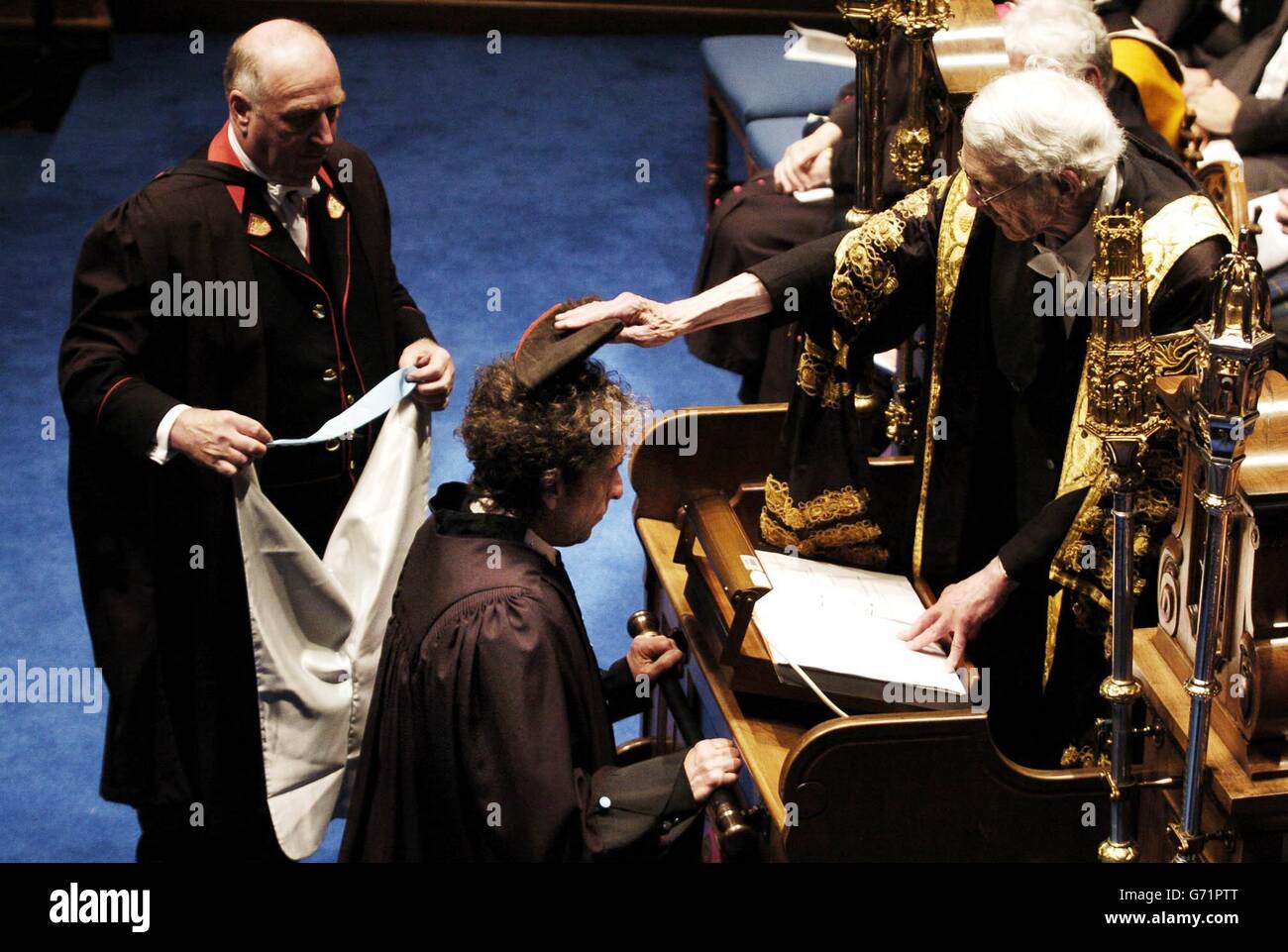 Bob Dylan, légende du rock, sur la scène de l'Université de St Andrews, alors qu'il reçoit un doctorat honorifique en musique de Sir Kenneth Dover (à droite), chancelier de l'université. L'icône américaine, dont les hits incluent comme une pierre à roulement et M. Tambourine Man, n'a jamais accepté un autre diplôme honorifique de l'Université de Princeton en 1970. Banque D'Images