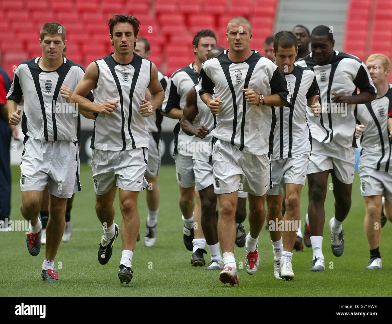 L'Angleterre participe à une séance d'entraînement sur le terrain de l'Estadio da Luz avant le match de demain contre le Portugal, qui aura lieu au cours du quart de finale de l'Euro 2004. Banque D'Images L'Angleterre participe à une séance d'entraînement sur le terrain de l'Estadio da Luz avant le match de demain contre le Portugal, qui aura lieu au cours du quart de finale de l'Euro 2004. Banque D'Images