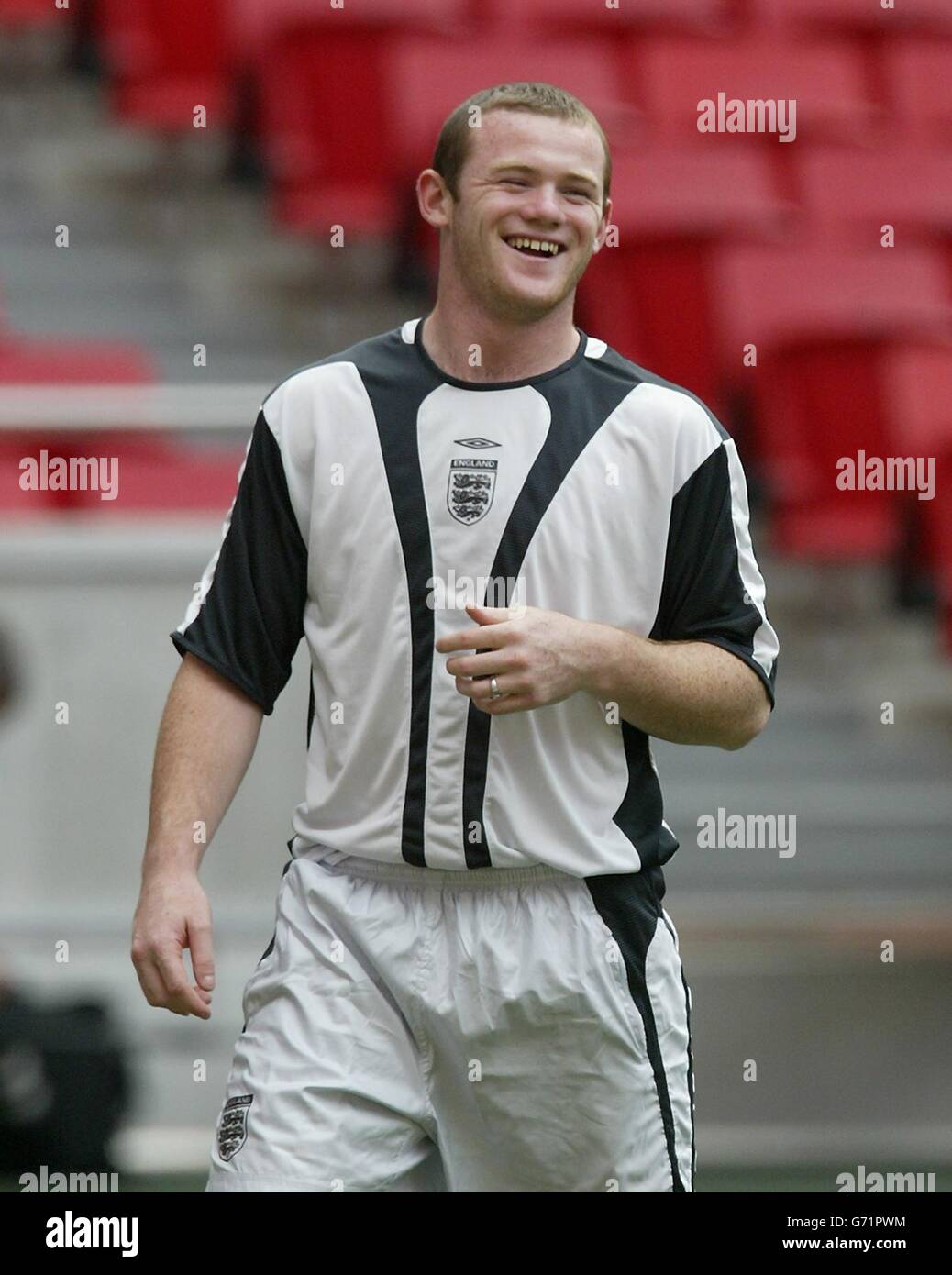 Wayne Rooney, l'Angleterre, lors d'une session d'entraînement sur le terrain de l'Estadio da Luz, avant le match final du quart de l'Euro 2004 de demain contre le Portugal. Banque D'Images Wayne Rooney, l'Angleterre, lors d'une session d'entraînement sur le terrain de l'Estadio da Luz, avant le match final du quart de l'Euro 2004 de demain contre le Portugal. Banque D'Images
