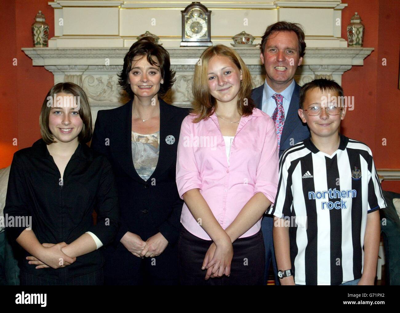 De gauche à droite - Ashleigh Trevarrow, épouse du Premier ministre Cherie Blair, Sam Pitchford, Alan Milburn MP et Joe Jackson de Darlington, lors d'une fête de thé au 10 Downing Street à Londres. Banque D'Images