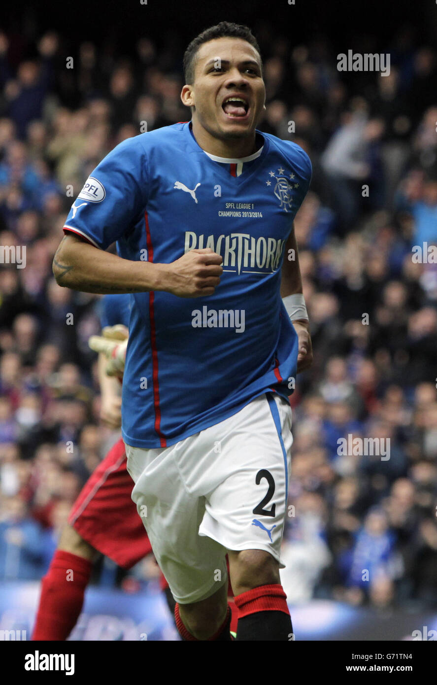 Arnold Peralta des Rangers célèbre son but lors du match Scottish League One au stade Ibrox, à Glasgow. Banque D'Images