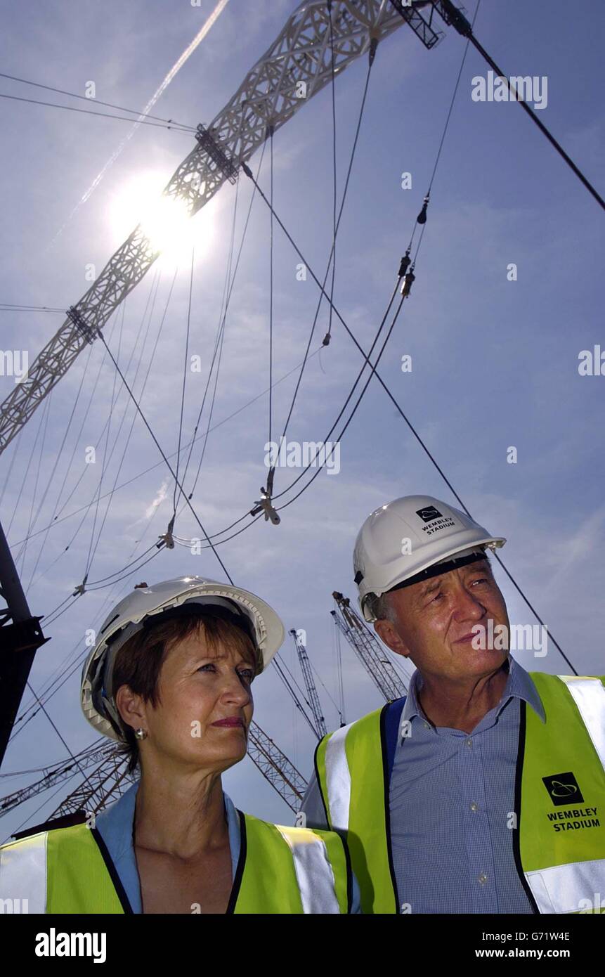La secrétaire à la culture Tessa Jowell et le maire de Londres Ken Livingstone ont visité le nouveau stade Wembley en construction dans le nord-ouest de Londres. L'élévation de l'arche historique qui soutiendra le toit du stade - qui doit être ouvert en 2006 - est maintenant bien en cours. Banque D'Images