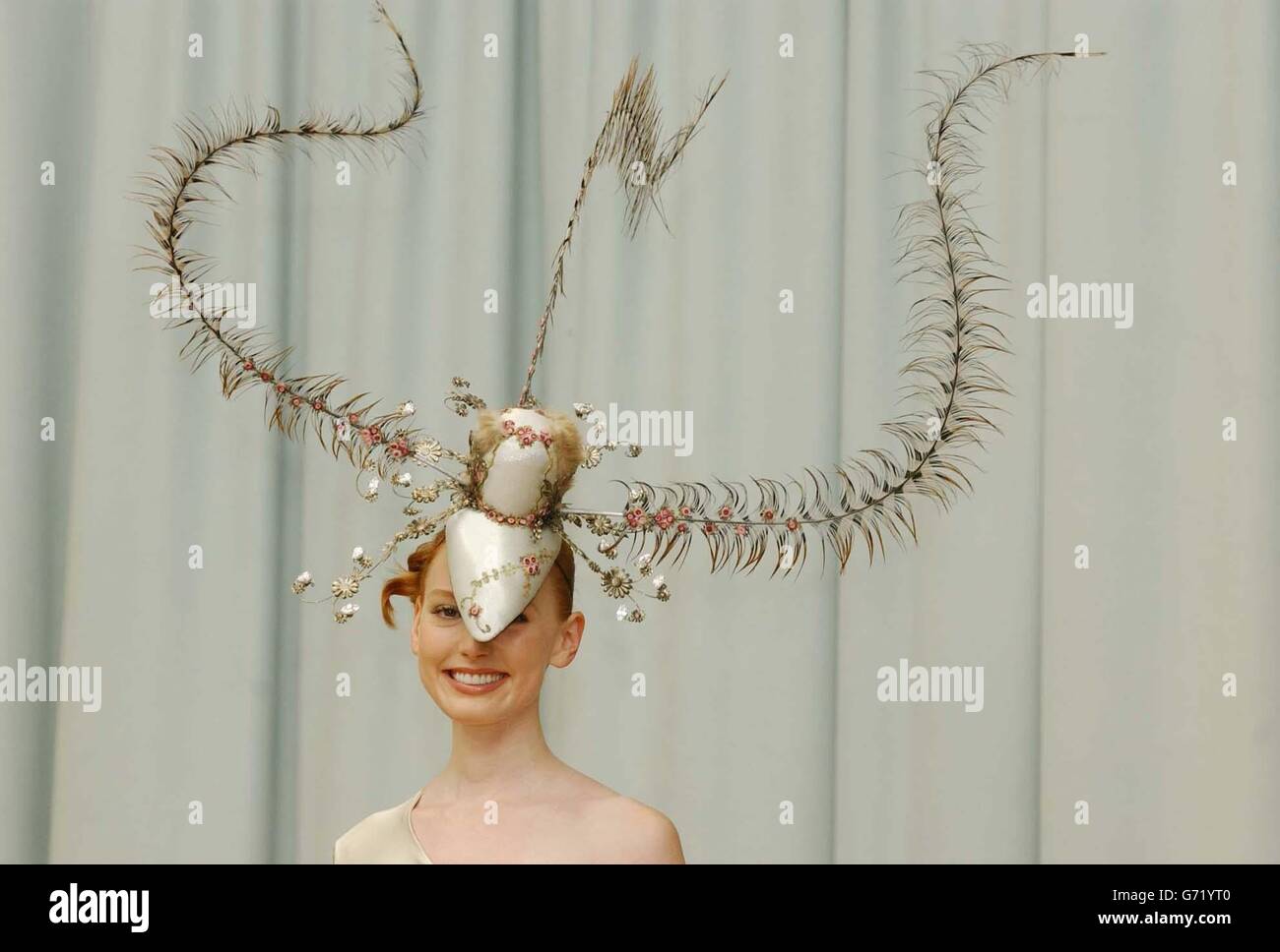 Par le concepteur de chapeau de couture de célébrités basé à londres louis  mariette Banque de photographies et d'images à haute résolution - Alamy