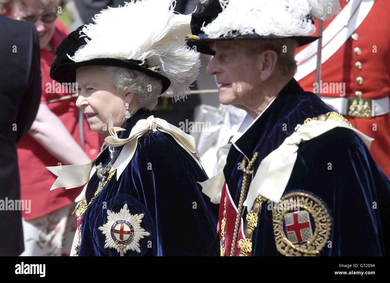 Sa Majesté la Reine avec le duc d'Édimbourg au château de Windsor dans le Berkshire, où ils ont participé à la cérémonie annuelle de l'ordre du Garter. Chaque année, les Chevaliers compagnons, les Chevaliers royaux et les dames de l'ordre du Garter font la marche traditionnelle sur la colline jusqu'à la chapelle Saint-Georges depuis les appartements officiels. Fondé en 1348 par Edward III, le Garter est décerné par le souverain pour un service et une réalisation publics exceptionnels. Banque D'Images