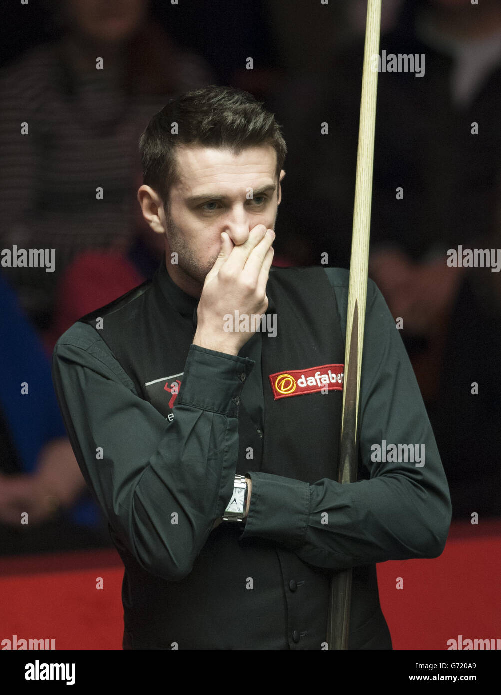 Mark Selby lors de son match de demi-finale contre Neil Robertson lors des Championnats du monde de snooker de Dafabet au Crucible, Sheffield. Banque D'Images