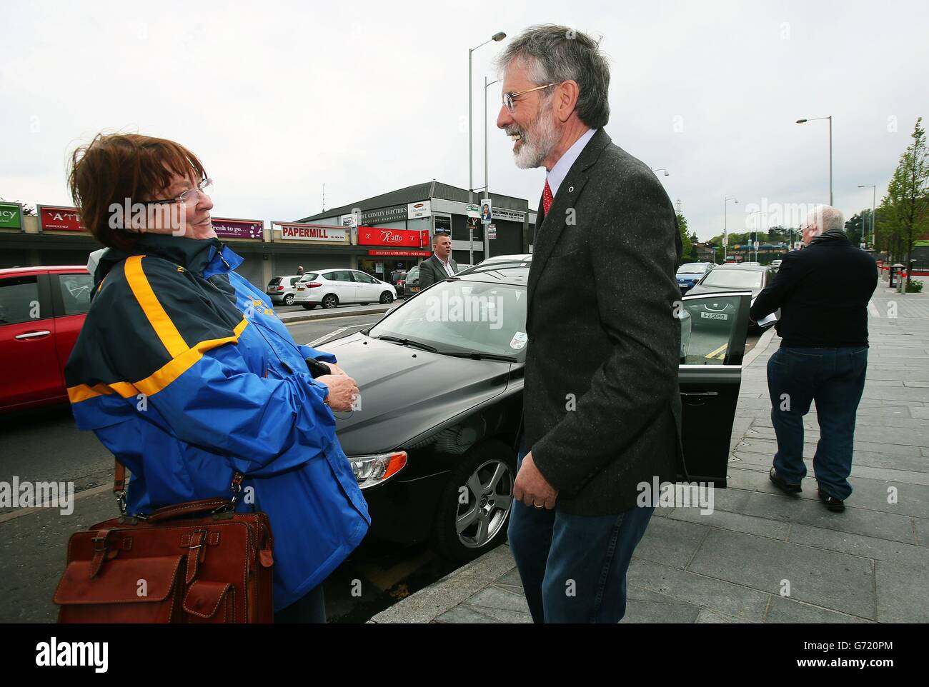 Le chef de Sinn Fein Gerry Adams a eu une conversation avec un puits à l'extérieur des bureaux de Sinn Fein sur la route Andersonstown, à Belfast. Banque D'Images