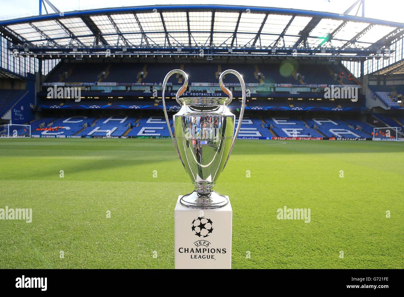 Trophée de la Ligue des champions de l'UEFA au pont Stamford avant le match Banque D'Images