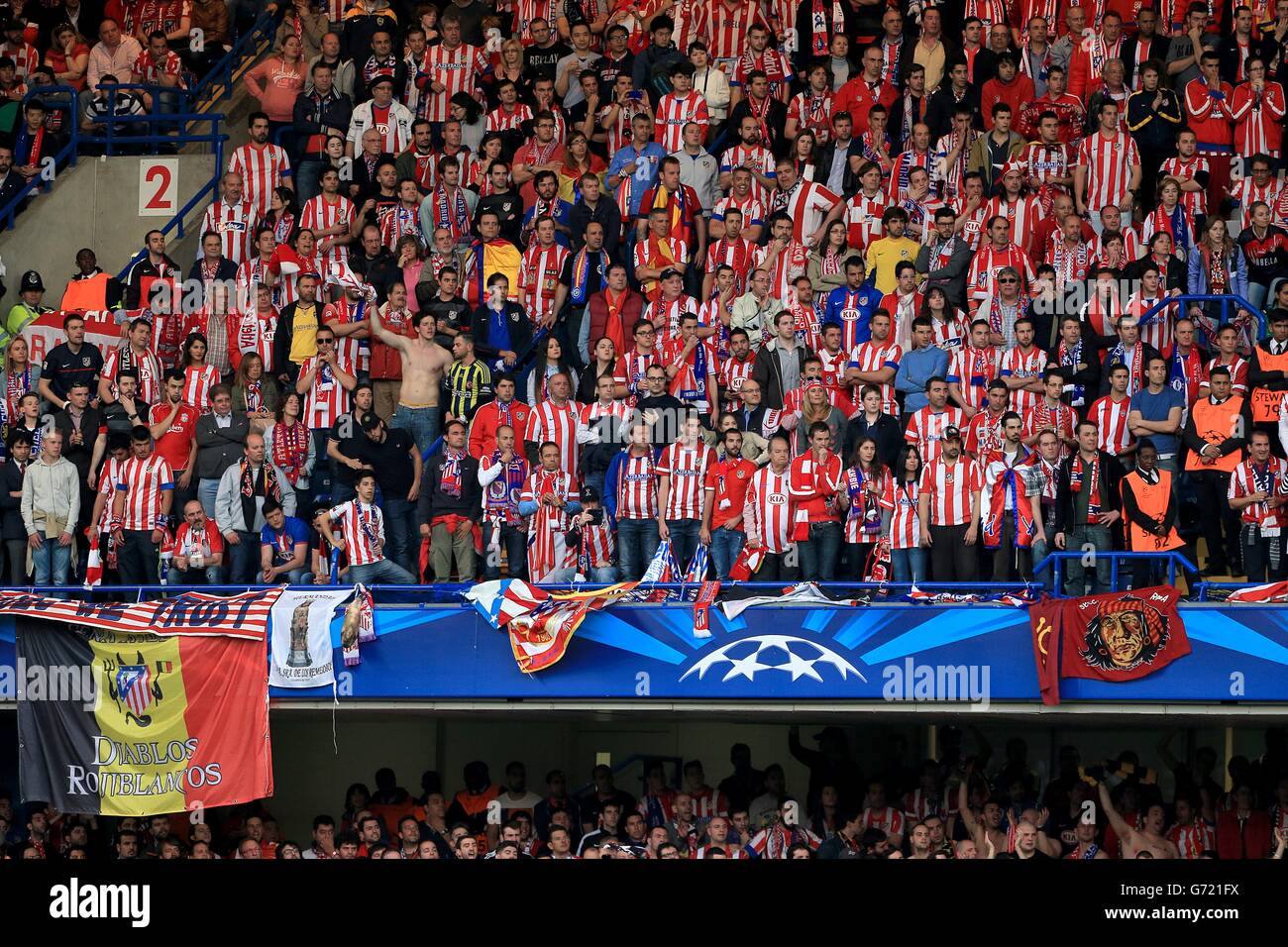 Les fans de l'Atletico Madrid montrent leur soutien dans les stands Banque D'Images