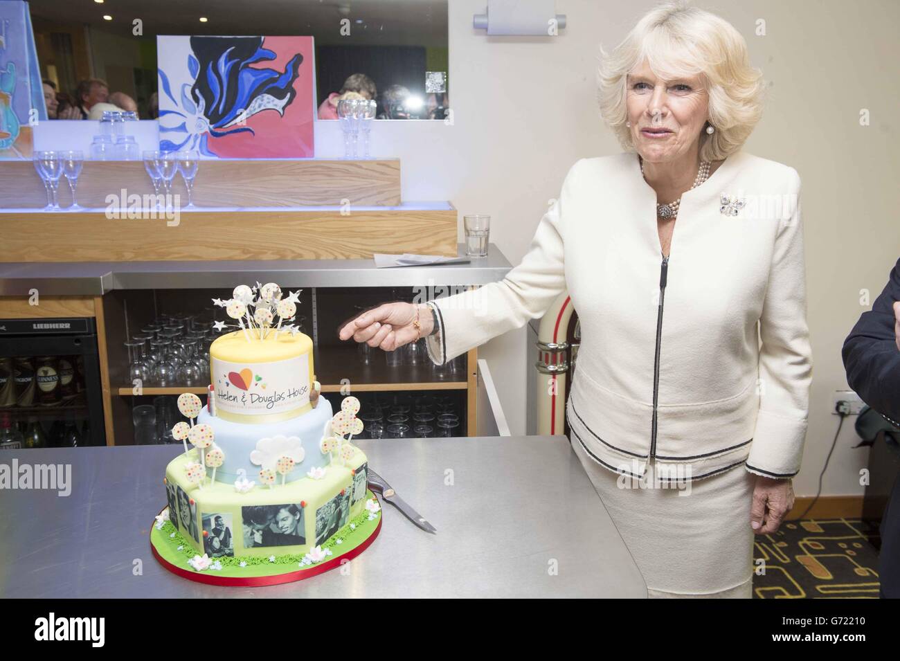 La Duchesse De Cornwall Coupe Le Gateau D Anniversaire Lors D Une Visite A L Hospice Helen Douglas House A Oxford Dont Elle Est La Patronne Alors Que L Hospice Celebre Son 10e Anniversaire Photo