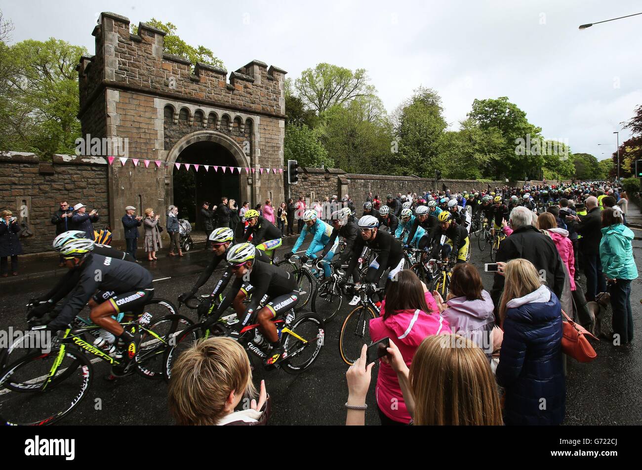 Le peloton passe devant le Castle Upton Gate Lodge car il se trouve sur la route d'Antrim, après Templepatrick, pendant la deuxième étape du Giro d'Italia 2014 à Belfast. Banque D'Images