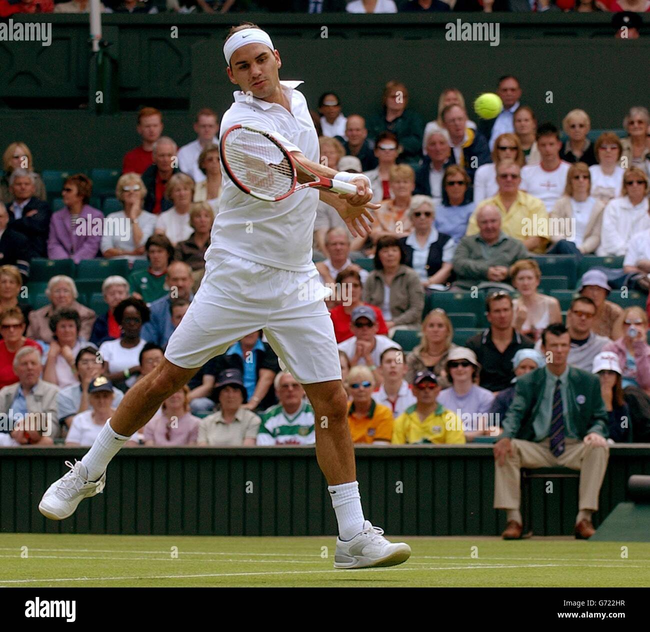 Le défenseur Roger Federer de Suisse en action contre Alex Bogdanivic de Grande-Bretagne aux championnats de tennis de pelouse à Wimbledon, Londres. Federer a gagné en jeux droits 6:3/6:3/6:0. , PAS D'UTILISATION DE TÉLÉPHONE MOBILE. Banque D'Images