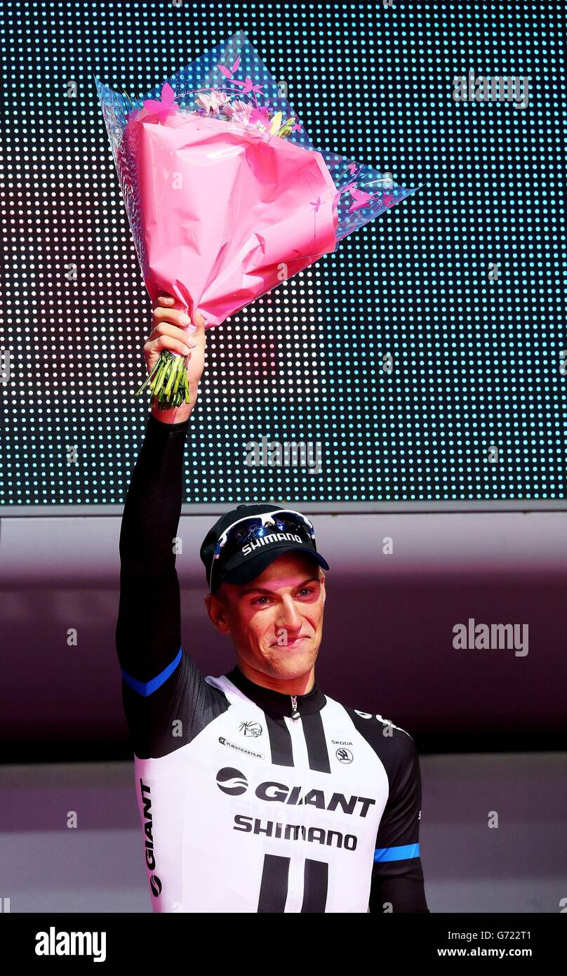 Le vainqueur de la scène Marcel Kittel de Giant-Shimano célèbre lors des présentations après la deuxième étape du Giro d'Italia 2014 à Belfast. Banque D'Images