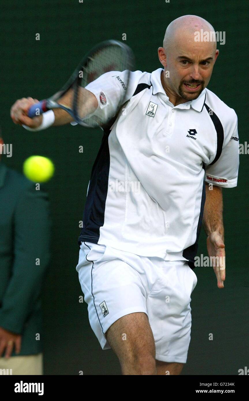 Jamie Delgado, en Grande-Bretagne, en action contre Filippo Volandri, d'Italie, aux championnats de tennis de pelouse à Wimbledon, Londres. Volandri a gagné en jeux droits 6:1/6:3/6:3. Banque D'Images