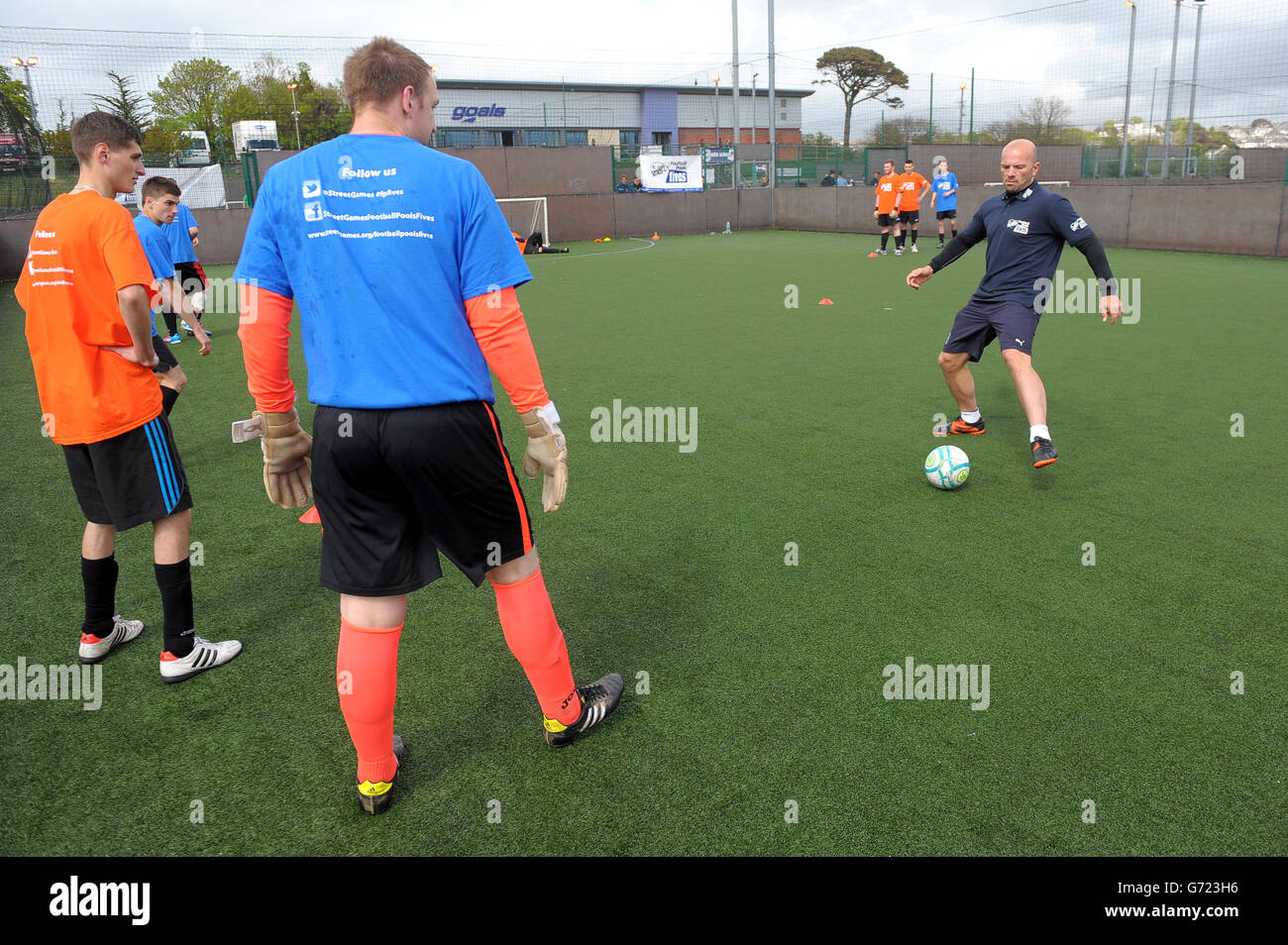 Football - StreetGames football pools Fives - Goals Plymouth.Guy Branston entraîne les participants pendant les StreetGames football pools Fives à Goals Plymouth à Plymouth. Banque D'Images