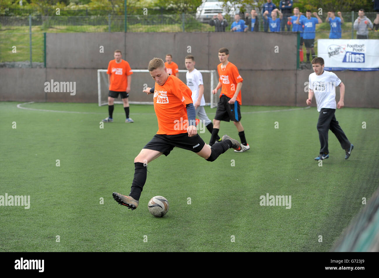 Action pendant les StreetGames football pools Fives à Goals Plymouth à Plymouth. Banque D'Images