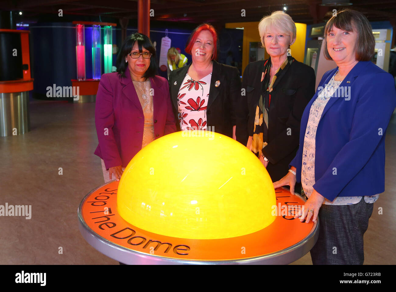 (De gauche à droite) Baronne Verma, Professeur Lesley Yellwelles, Dame Nancy Rothwell et Dr Frances Saunders à l'Institut de physique, la Royal Society of Chemistrys et la Society of Biologys événement inspirant le progrès au Musée des sciences et de l'industrie de Manchester. Banque D'Images