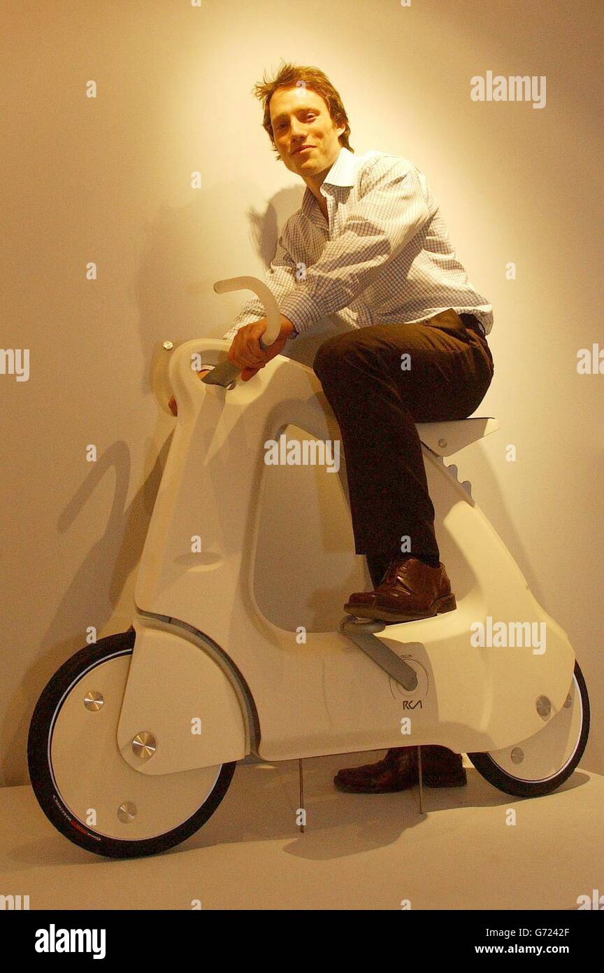 Thomas Eaton, de Gloucestershire, est assis à cheval sur son vélo pour l'avenir, à l'aperçu du jour de la presse du Royal College of Art estival show. Banque D'Images
