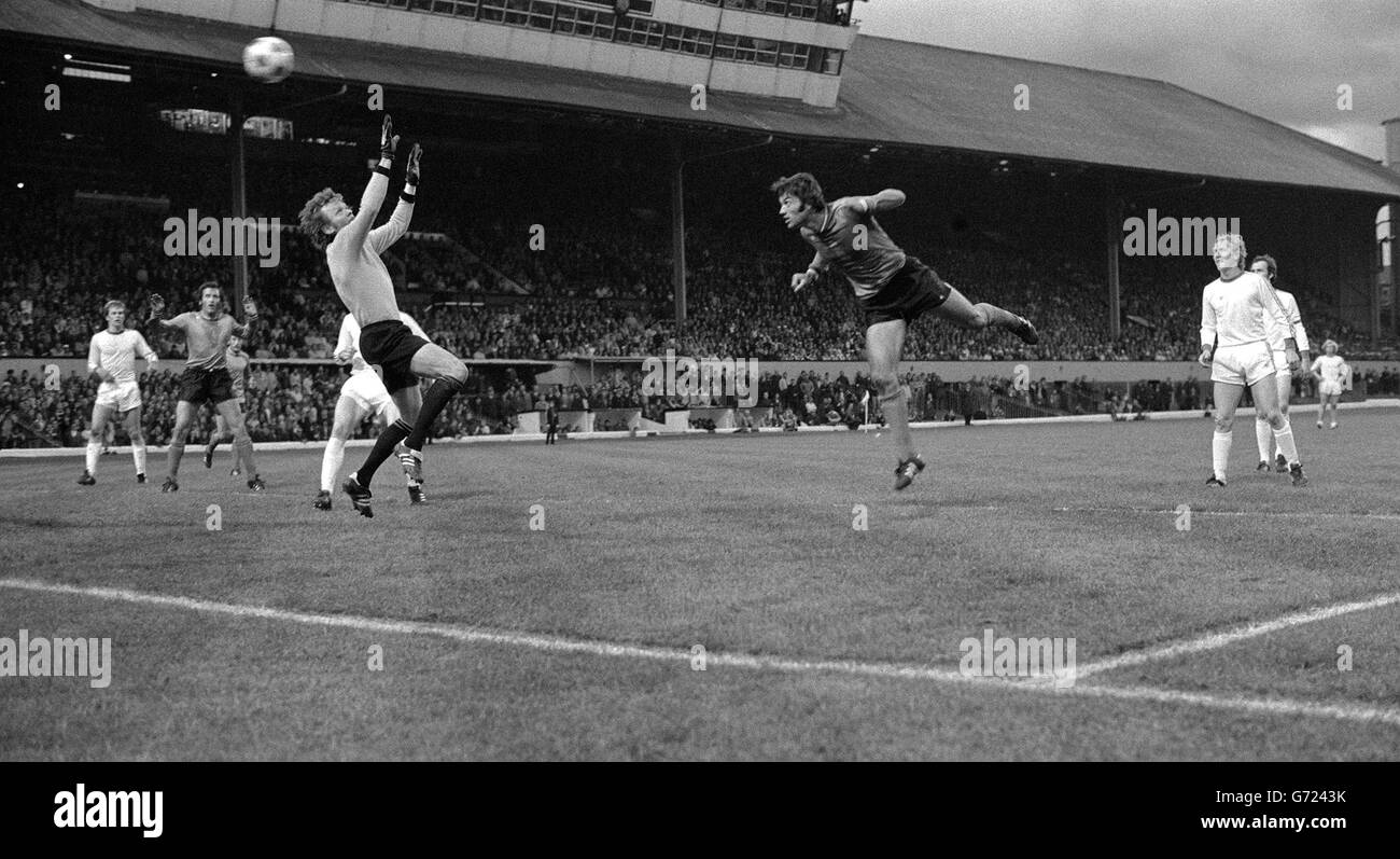 Jacques Santini, de St Etienne, arrive en position debout avec le gardien de Munich du Bayern, Sepp Maier, battu lors de la finale de la coupe d'Europe au parc Hampden, à Glasgow. Banque D'Images