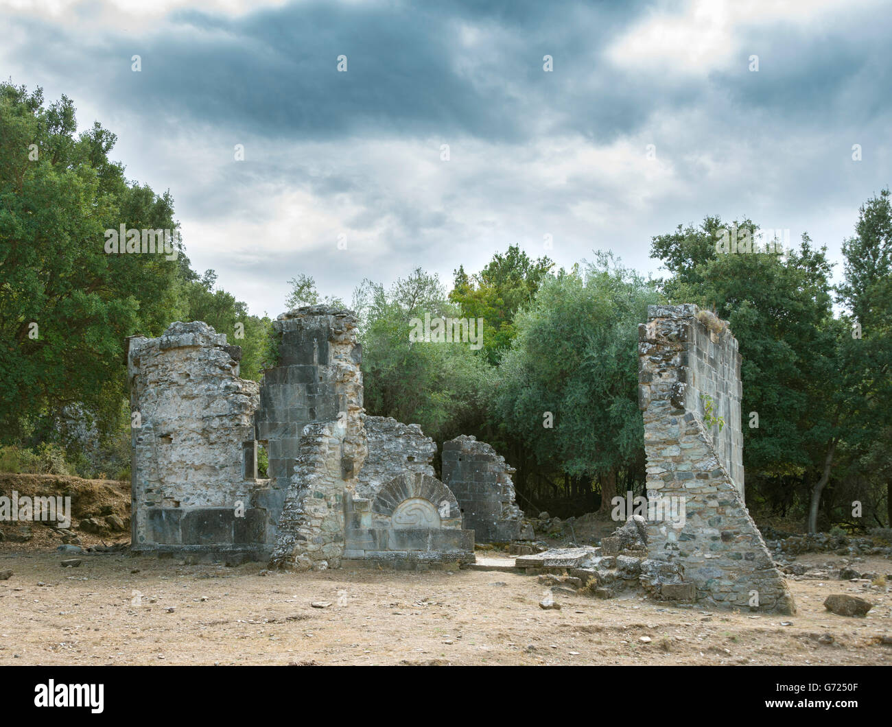 Ruine de l'église de Santa Maria di Riscamone, ciel nuageux, Valle-di-Rostino, Haute-Corse, Corse, France Banque D'Images
