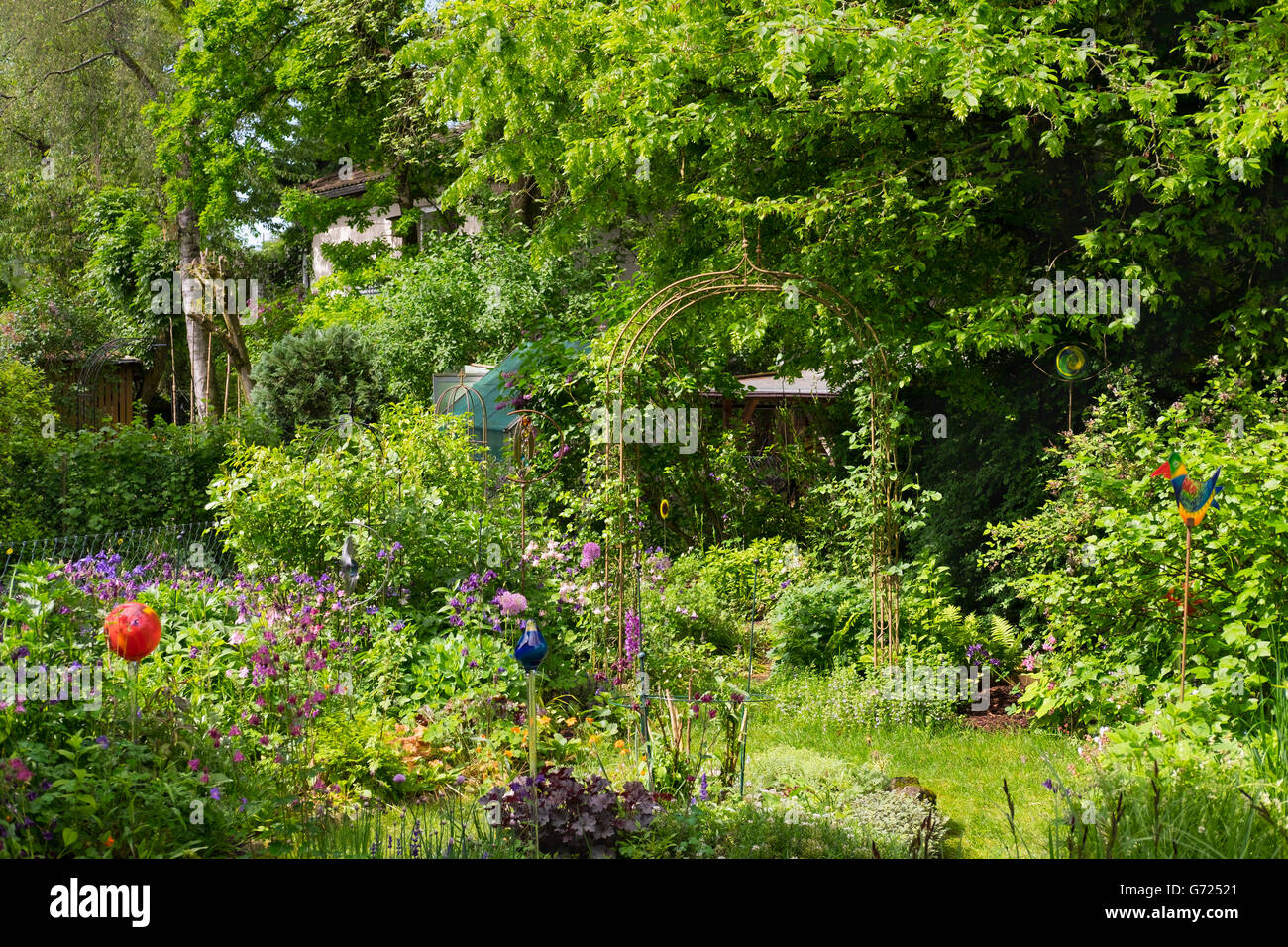 Petit jardin dans une succession de maisons mitoyennes, Geretsried, Upper Bavaria, Bavaria, Germany Banque D'Images