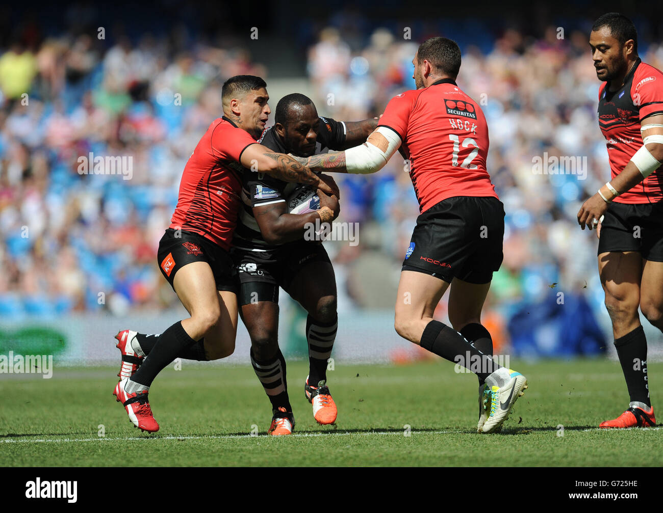 Phil Joseph de Widnes Vikings est affronté par Rangi Chase (à gauche) de Salford Red Devils et Gareth Hock lors du premier match du week-end magique de Super League Utility au Etihad Stadium, à Manchester. Banque D'Images