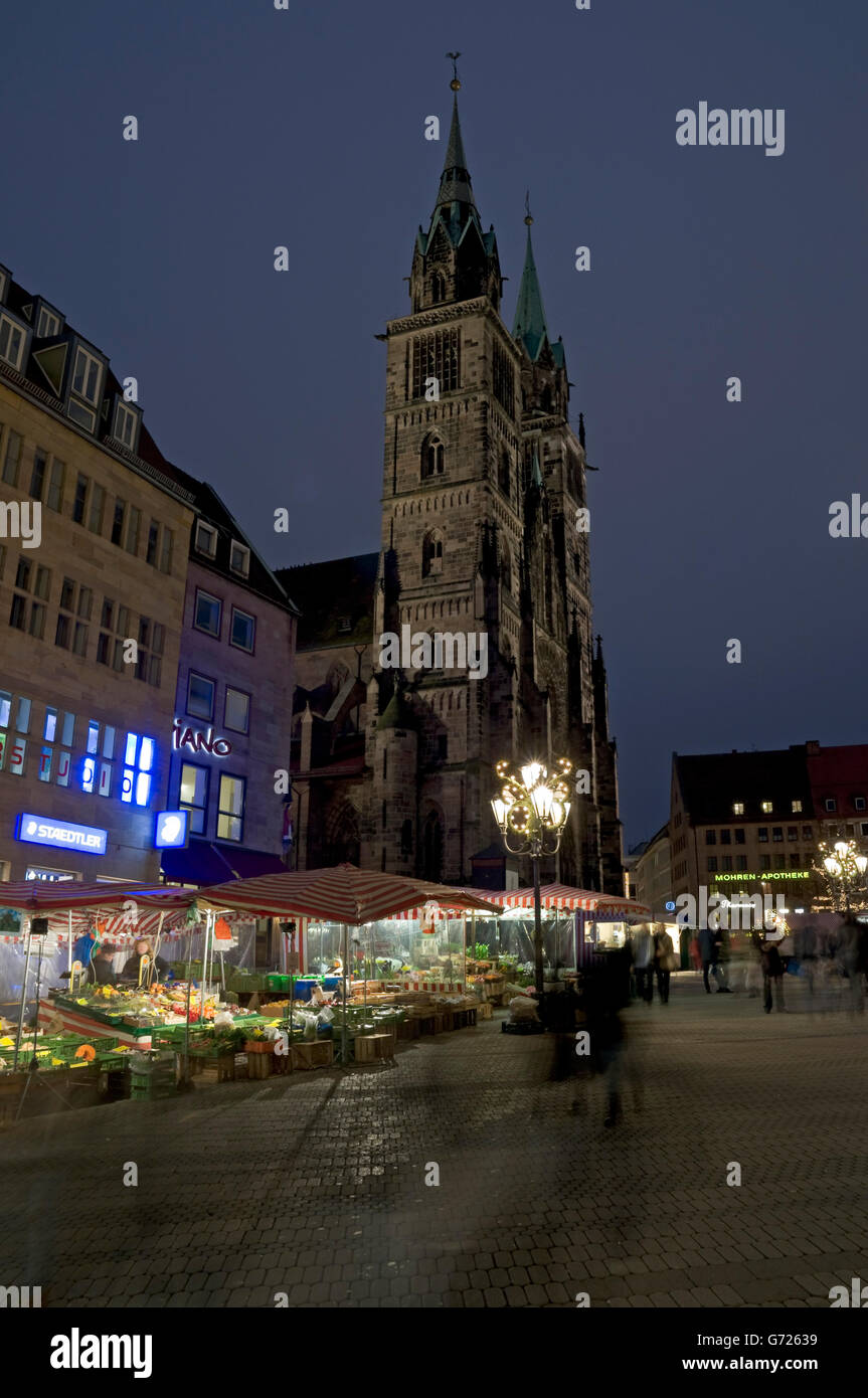 Sur les étals du marché et l'église Saint-Laurent Koenigstrasse à Noël, Nuremberg, Franconia, Bavaria Banque D'Images