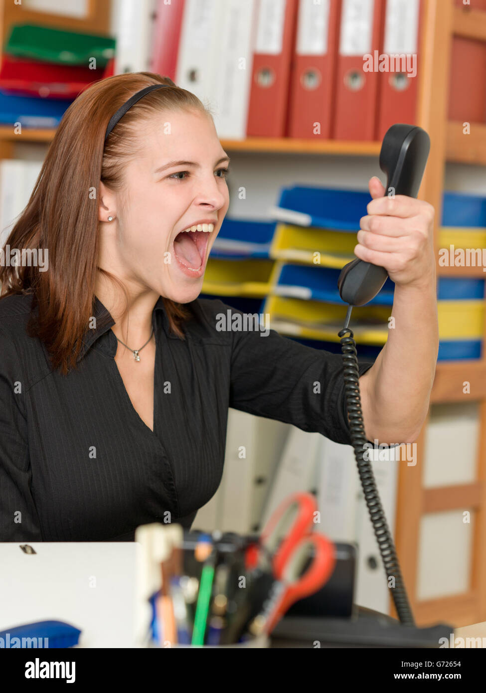Female office worker en criant téléphone Banque D'Images