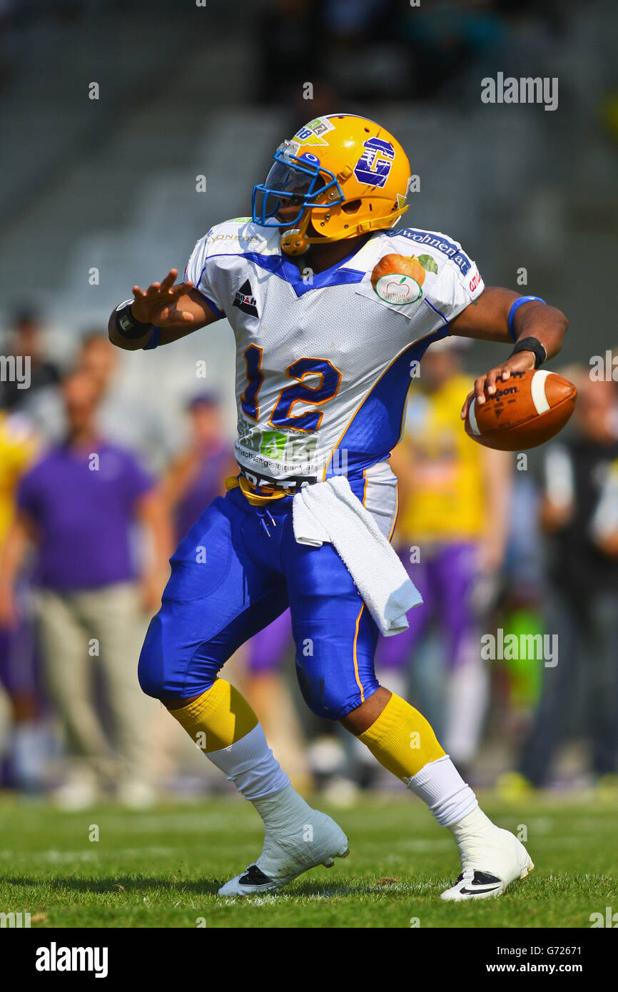 Football américain, QB Chris Gunn, No 12 de géants, passer la balle ; Vienne Vikings gagner contre géants 19:14 Graz, Vienne Banque D'Images