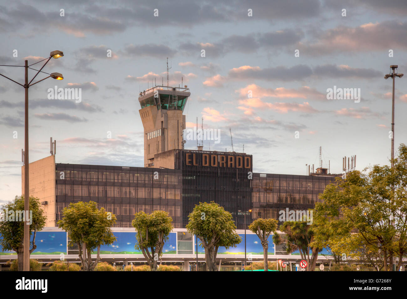 Tower et la borne de l'aéroport El Dorado de Bogota, Bogota, Colombie, Amérique du Sud Banque D'Images