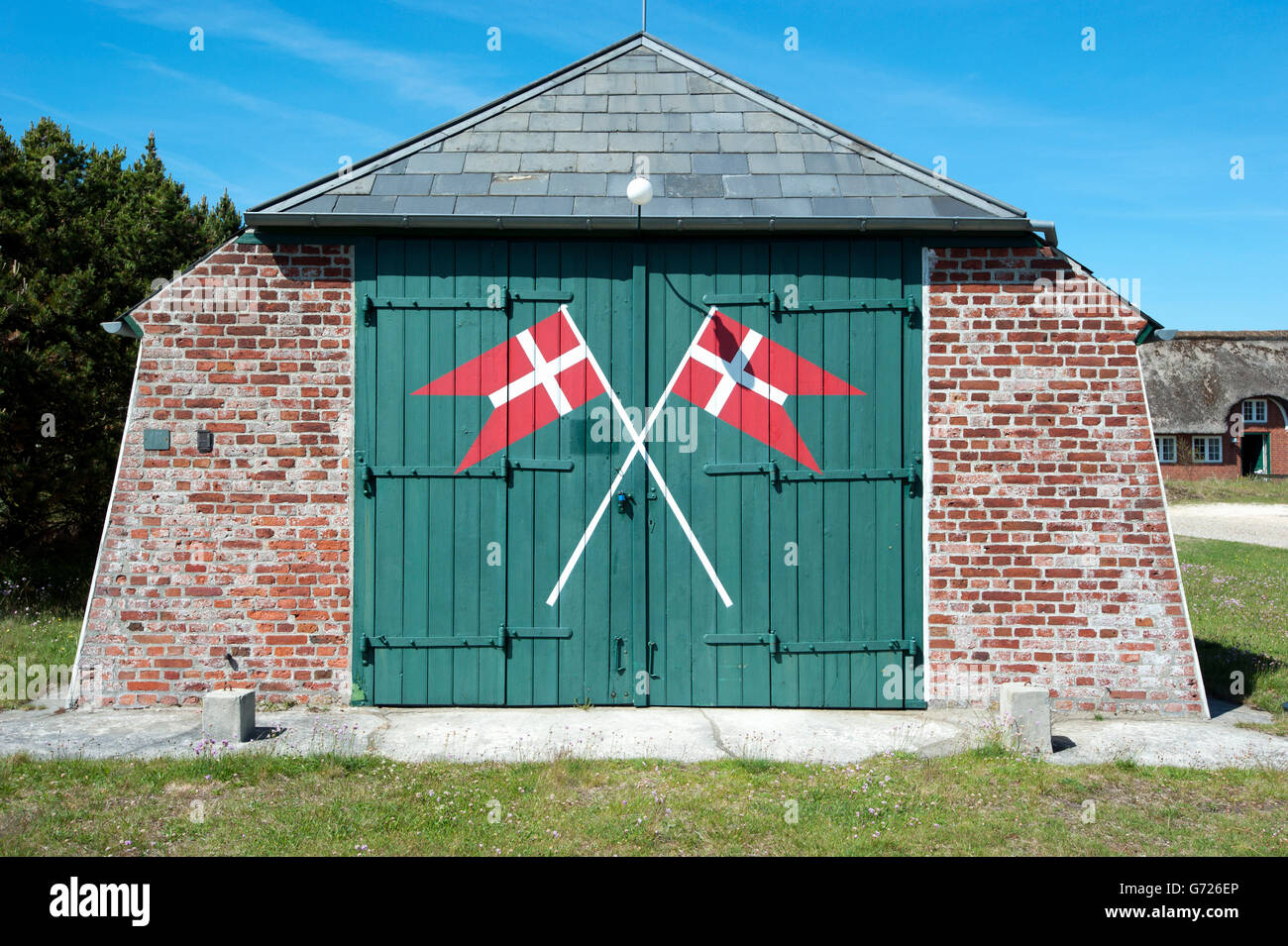 Drapeaux danois peint sur une porte de grange, l'île de Fano, Sonderho, Danemark, Scandinavie, Europe Banque D'Images