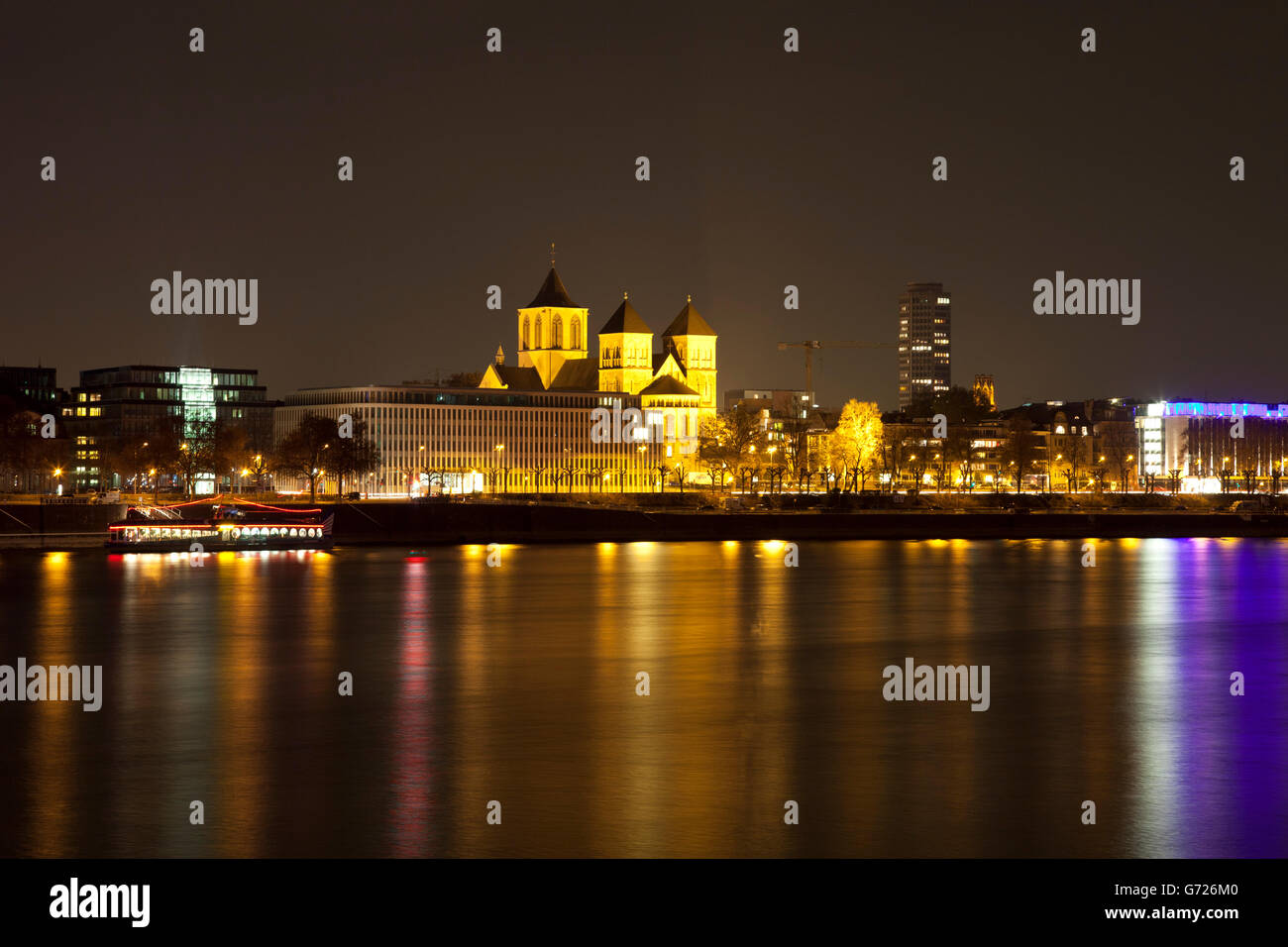Konrad-Adenauer-Ufer, rue, avec l'église St Kunibert, du Rhin, Cologne, Rhénanie-du-Nord - Westphalie, Banque D'Images