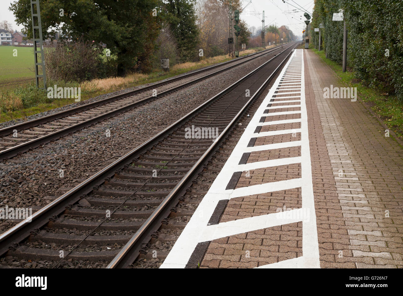 Les marquages de la plate-forme, la distance de sécurité pour le passage des trains, la plate-forme, Kamen-Methler, Ruhr, Rhénanie du Nord-Westphalie Banque D'Images