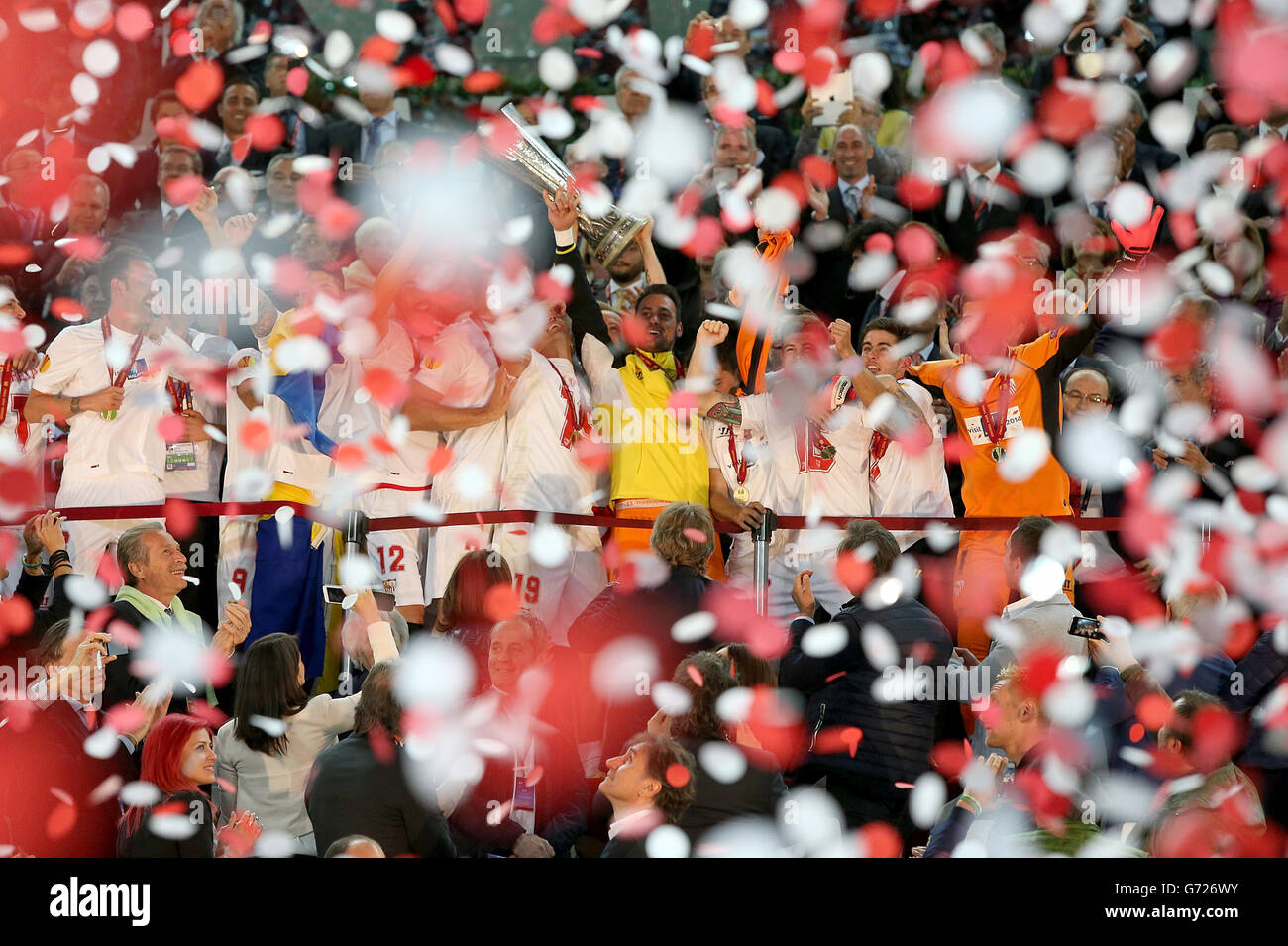 Football - UEFA Europa League - final - Sevilla v Benfica - Juventus Stadium.Le gardien de but de Séville Beto (au centre) lève le trophée de l'UEFA Europa League tandis que la bande de ticker tombe autour d'eux Banque D'Images