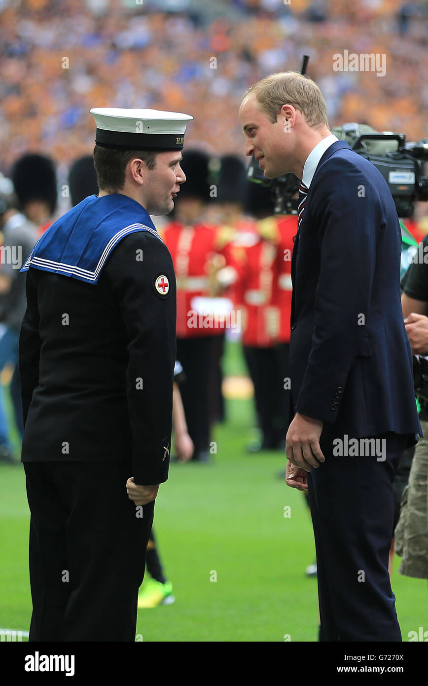 Le Prince William, président de l'Association du football, s'entretient avec un marin avant le lancement Banque D'Images