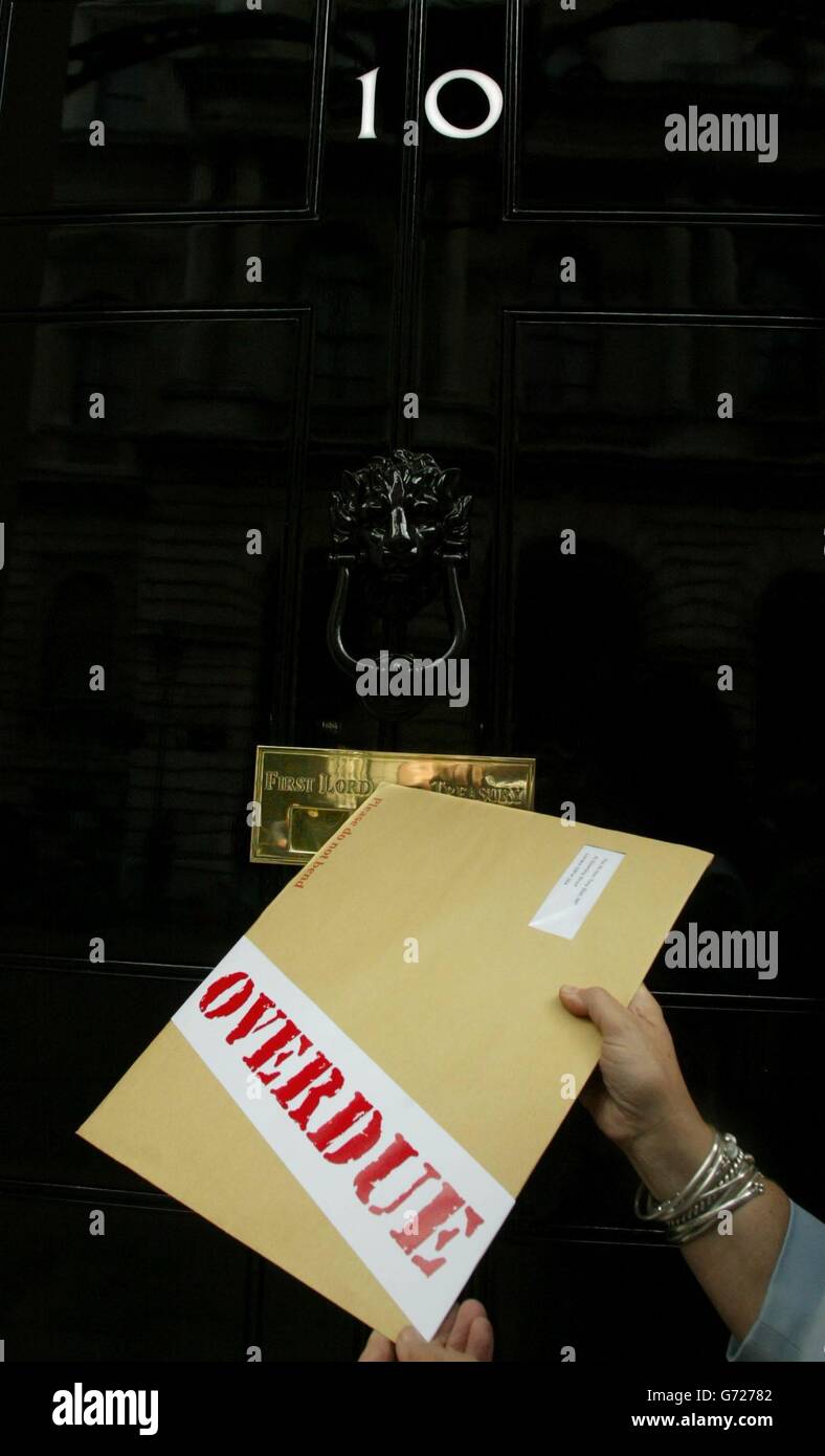 La baronne Helena Kennedy QC remet une enveloppe contenant une « facture » au numéro 10 Downing Street, Londres, qui appelle le gouvernement à rendre des comptes pour les femmes des pays en développement qui ont échoué. Les affirmations selon lesquelles les femmes des pays en développement meurent dans leurs milliers parce que les gouvernements des pays riches industrialisés ne respectent pas les engagements financiers pris il y a dix ans. Banque D'Images