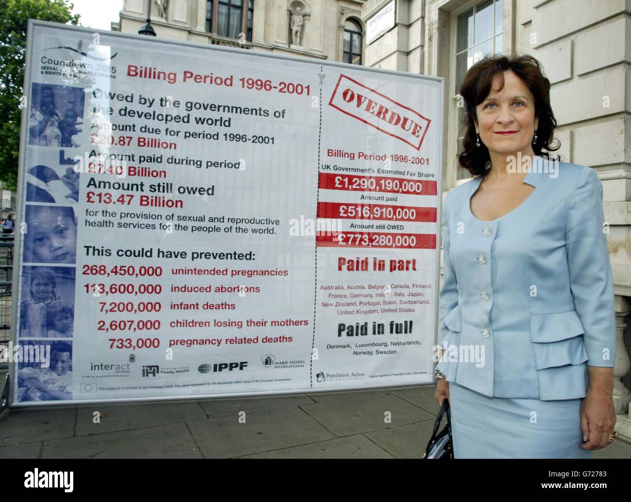 La baronne Helena Kennedy QC se prépare à remettre une « facture » au numéro 10 Downing Street, Londres, qui appelle le gouvernement à rendre des comptes pour les femmes du monde en développement qui ont échoué.Le projet de loi prétend que les femmes des pays en développement meurent dans leurs milliers parce que les gouvernements des pays riches industrialisés ne respectent pas les engagements financiers pris il y a dix ans. Banque D'Images