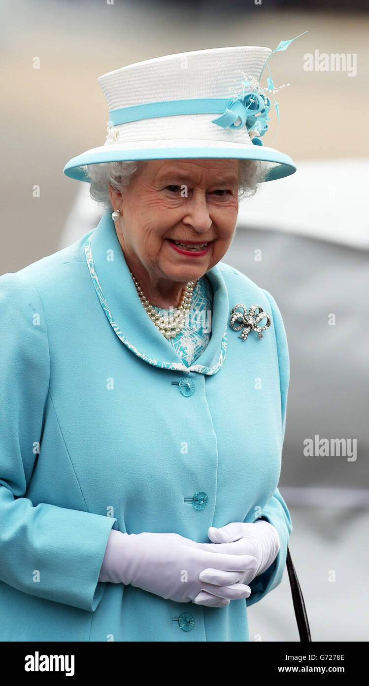 La reine Elizabeth II arrive pour visiter le HMS Lancaster à la base navale de Portsmouth, dans le Hampshire. Banque D'Images