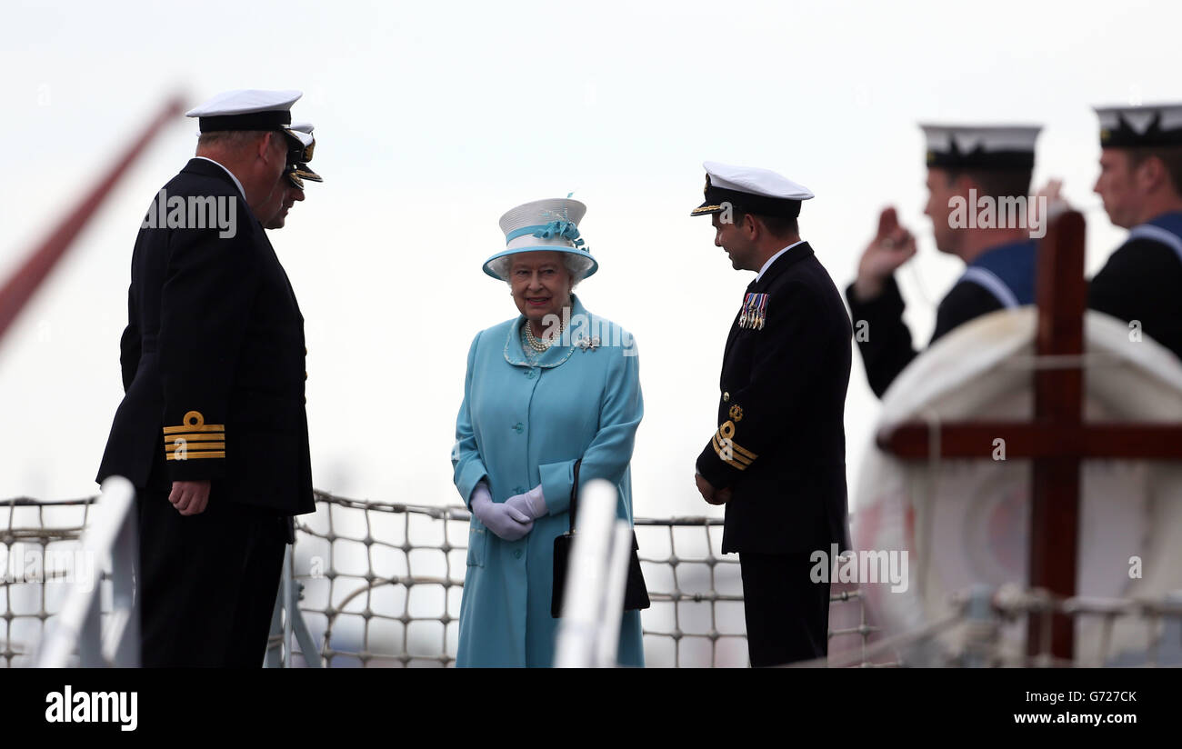 La reine Elizabeth II quitte le HMS Lancaster à Portsmouth, dans le Hampshire, après avoir visité le navire naval royal. Banque D'Images