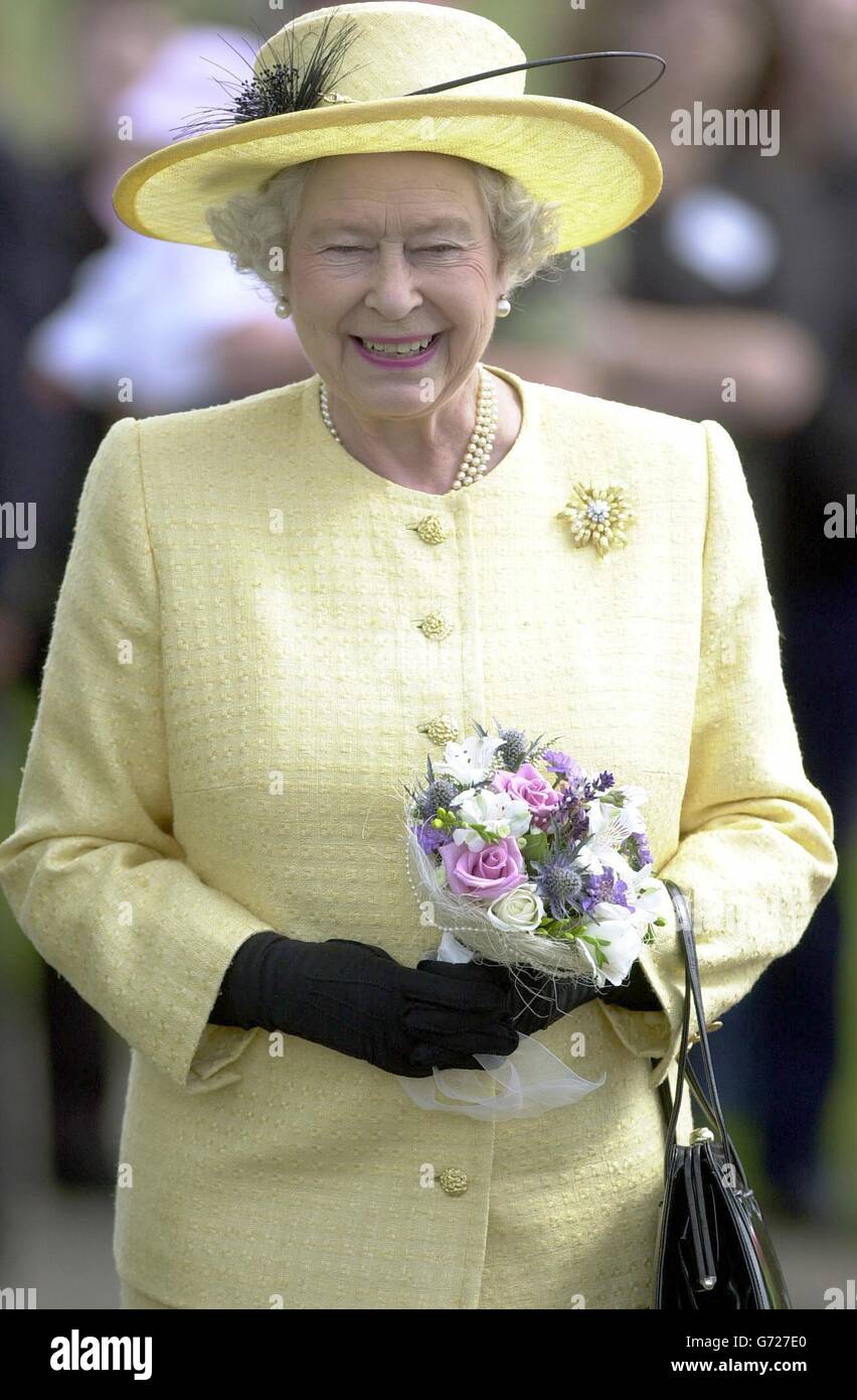 La reine Elizabeth II de Grande-Bretagne, accompagnée du duc d'Édimbourg arrive et sourit lors de la visite de la base de Condor de Royal Marines à Arbroath. Ils ont passé environ 20 minutes à parler à des soldats, qui viennent de rentrer d'une visite de six mois en Irlande du Nord avec des membres de 45 Commando démontrant certaines de leurs compétences, y compris des exercices sur une piste de ski artificielle, descente en rappel et mur d'escalade. Banque D'Images