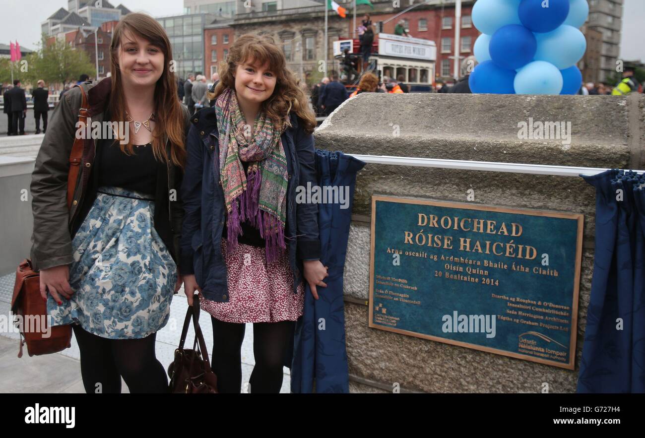 Les étudiants du Trinity College, Jennifer Gartland (à gauche) et Angelina Cox, qui ont remporté un concours pour nommer le nouveau pont de Dublin lors de la cérémonie officielle de désignation du pont Rosie Hackett à Dublin. Banque D'Images