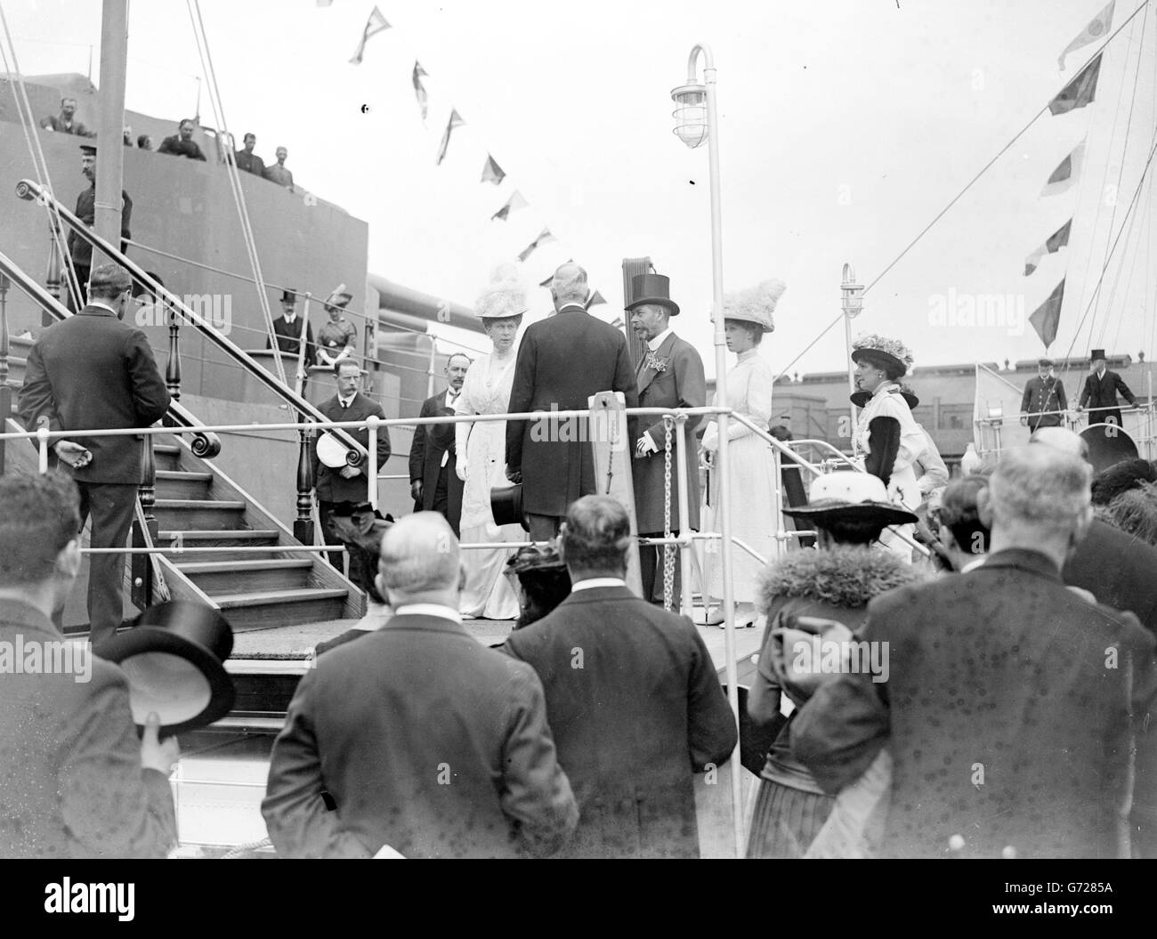 Le roi George V et la reine Mary avec la princesse Mary embarquèrent à bord du HMS Benbow, un cuirassé de la classe Iron Duke, lors de leur visite en Écosse, en 1914. Banque D'Images