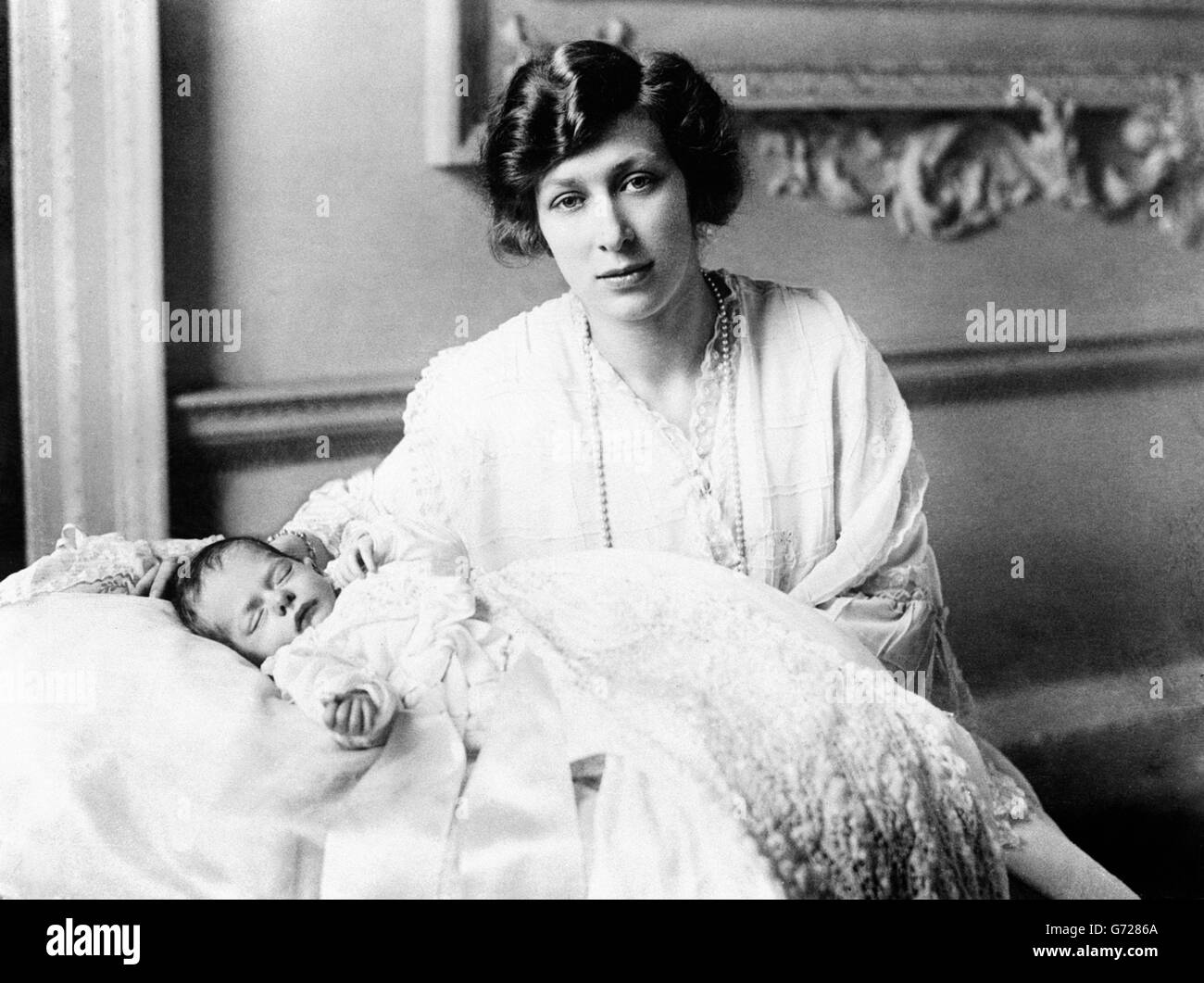 La princesse Mary avec son nouveau bébé, George Henry Hubert à Harewood House, Yorkshire. Banque D'Images