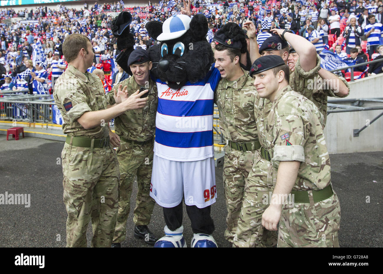 Football - Championnat Sky Bet - jouer - finale - Derby County v Queens Park Rangers - Stade Wembley.La mascotte des Rangers du Queens Park Jude le Chat est transporté autour du stade Wembley par des soldats avant le coup d'envoi Banque D'Images